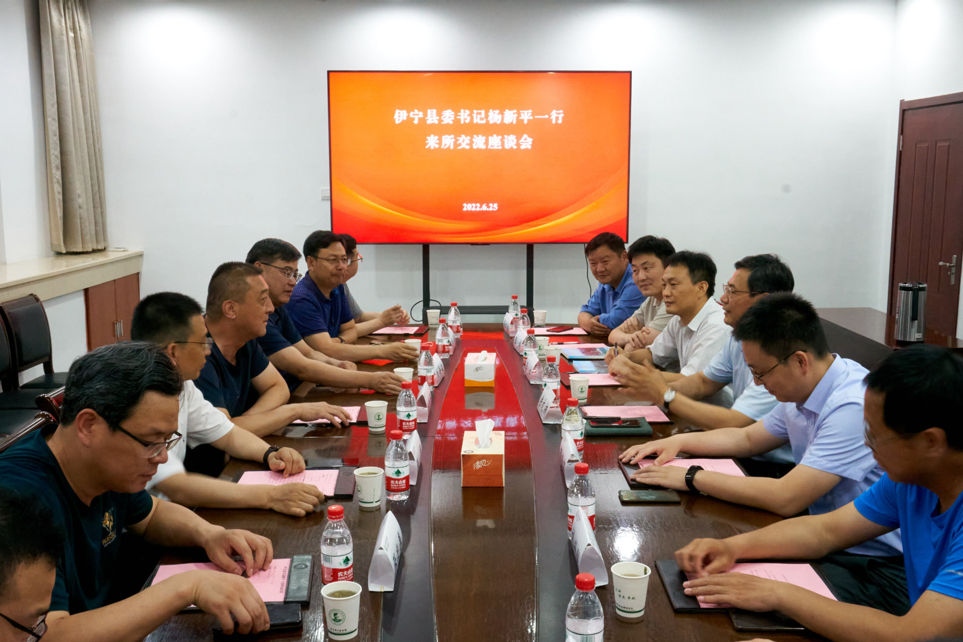 新疆伊宁县委书记杨新平一行来所访问交流