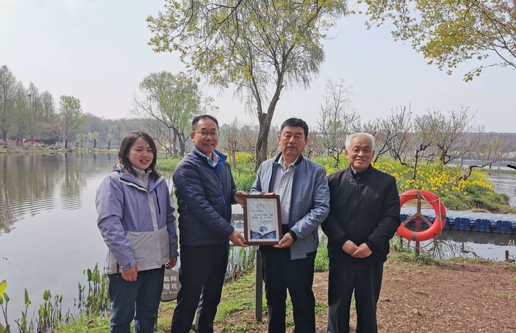 三只乌嘴凤头白鸭“落户”（所）园